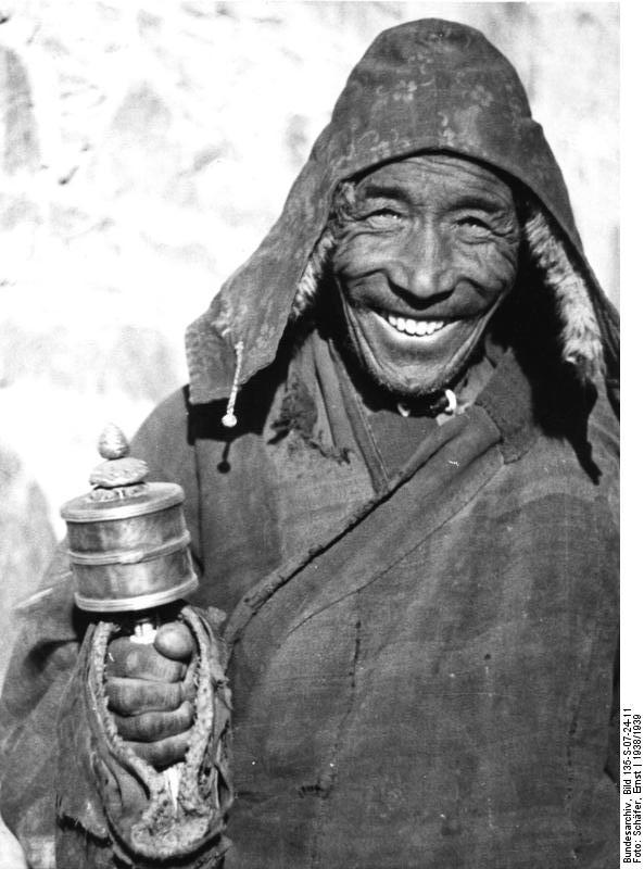 Tibetexpedition, Mönch mit Gebetsmühle